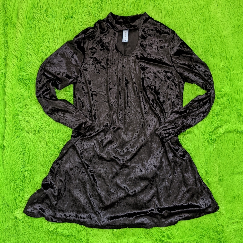 NWOT Black Crushed Velvet Keyhole Dress